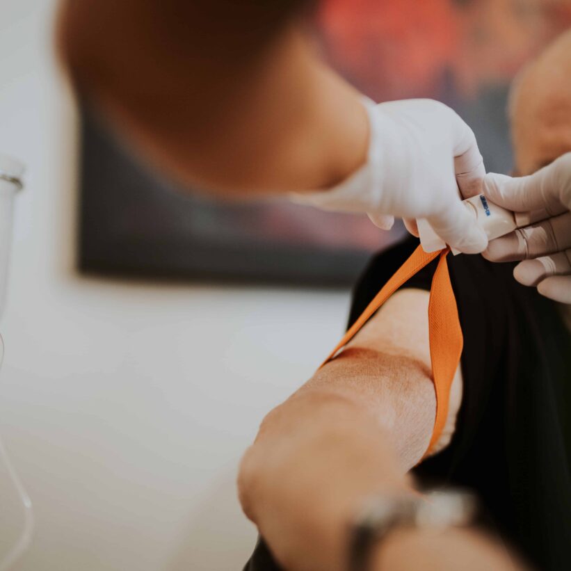 Einem Patienten wird Blut abgenommen.