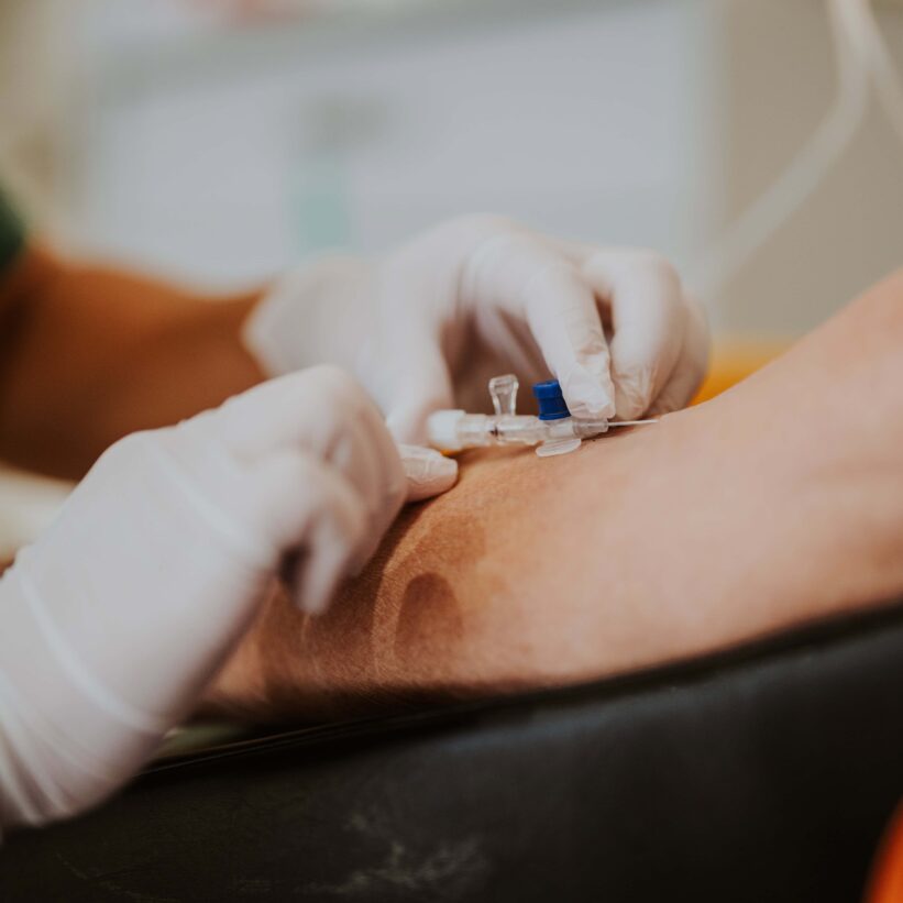 Einem Patienten wird Blut abgenommen.
